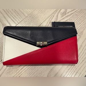 Brand New Tommy Hilfiger signature wallet- NWT

Compartments for Cards, Cash